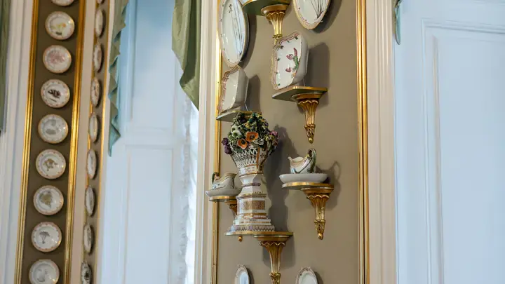 Ved nyindretningen af Christian VII’s Palæ på Amalienborg indrettes en ny Flora Danica-sal
